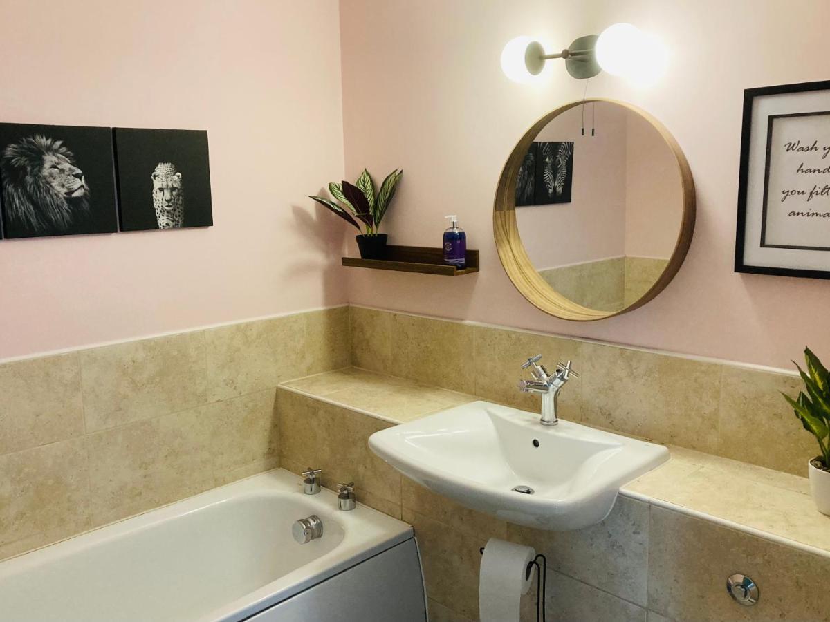 Jungle Escape, City Apartment With Parking & Terrace Chester Eksteriør billede